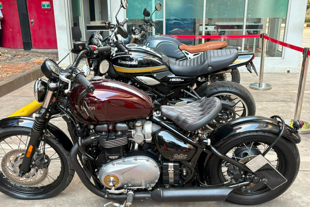 Barang bukti berupa 3 unit sepeda motor yang disita dari tersangka dalam perkara dugaan korupsi di lingkungan Ditjen Bea dan Cukai, Gedung Merah Putih KPK Jakarta Selatan, Rabu (26/8/2026). Foto: Kevin Daniel/kumparan
