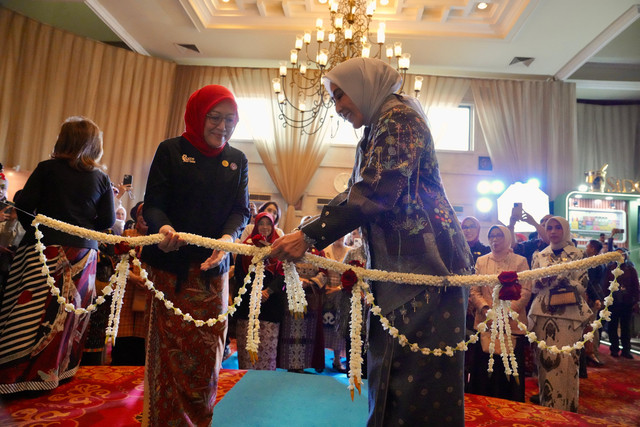 Ketua Harian Dekranas Tri Tito Karnavian buka Pameran Instalasi Roepa Merdeka di Balai Sudirman, Jakarta, Rabu, yang digagas oleh DWP BIN untuk merayakan kreativitas seni dan pemberdayaan perempuan, Rabu(26/8/2026). Foto: Kemendagri RI