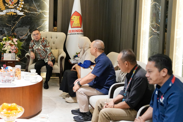 Wakil Ketua DPR RI Sufmi Dasco Ahmad bersama Ketua Komisi VI DPR RI Anggia Ermarini dan Wakil Ketua Komisi VI DPR RI Andre Rosiade berdialog dengan Serikat Buruh PT Pos Indonesia di Kompleks Parlemen Senayan, Jakarta, Rabu (26/8/2026). Foto: Dok. Istimewa