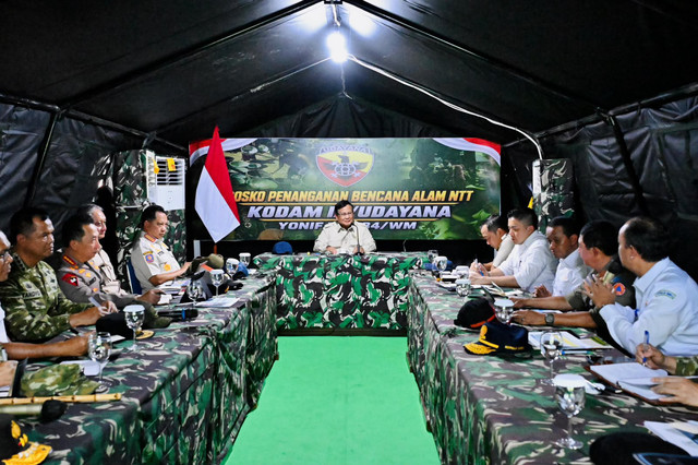 Mendagri Tito Karnavian pastikan percepatan layanan Adminduk, penerbitan dokumen gratis, dan optimalisasi Bantuan Presiden dalam rapat bersama Presiden Prabowo di Nagekeo, NTT, Rabu (26/8/2026). Foto: Kemendagri RI