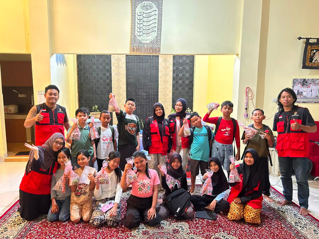 Foto Bersama Panitia Pelaksana dan Peserta Program Kerja "Sahabat Belajar"