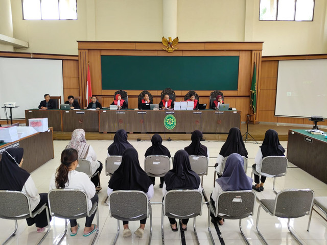 Para terdakwa dalam kasus kekerasan dan penelantaran anak Daycare Little Aresha Yogyakarta di Pengadilan Negeri Yogyakarta (PN Yogyakarta), Rabu (26/8/2026). Foto: Arfiansyah Panji Purnandaru/kumparan