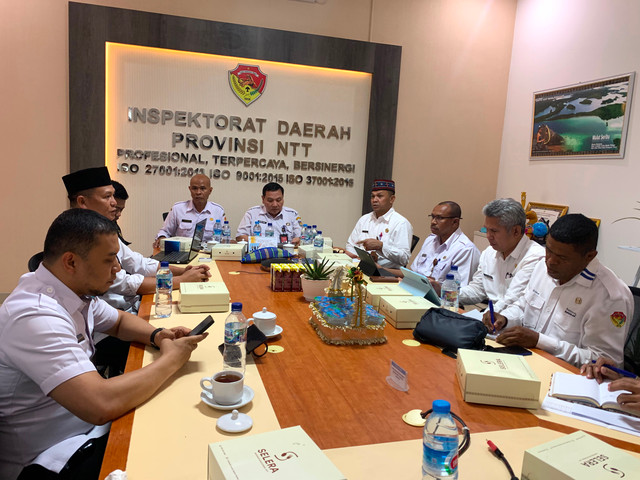 Plt. Irjen Kemendagri Bachril Bakri umumkan penerjunan lima tim lapangan untuk mengasistensi dan mengawal pemanfaatan Bantuan Presiden senilai total Rp200 miliar bagi daerah terdampak gempa NTT, Rabu (26/8/2026). Foto: Kemendagri RI