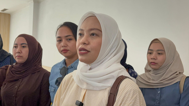 Perwakilan orang tua murid TKIP-SDIP Pamulang, Mia Fitriwati, saat diwawancarai seusai rapat dengar pendapat (RDP) di DPRD Kota Tangerang Selatan, Rabu (26/8/2026). Foto: Joakhim Tharob/kumparan