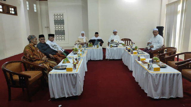 Mustasyar PBNU KH Ma'ruf Amin, KH Anwar Manshur dan KH Abdullah Kafabihi Mahrus, KH 'Athoillah Sholahuddin Anwar, KH Mu'adz Thohir, KH Abdullah Ubab Maimoen, serta KH Muhibbul Aman Aly di Ponpes Lirboyo, Kediri, Rabu (26/8/2026). Foto: Dok. Istimewa