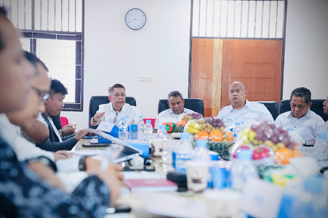 Wamensos Agus Jabo Priyono dorong seluruh sentra dan sentra terpadu Kemensos jadi pusat layanan rehabilitasi sosial unggul bagi 12 kelompok Penerima Atensi Sosial (PAS) berbasis DTSEN dalam rapat di STPL Bekasi, Rabu (26/8/2026). Foto: Kemensos RI