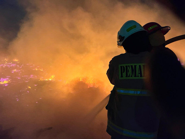 Kebakaran rumah di Jalan Dermaga Ujung, Pluit, Penjaringan, Jakut, Rabu (26/8/2026). Foto: Dok. Istimewa