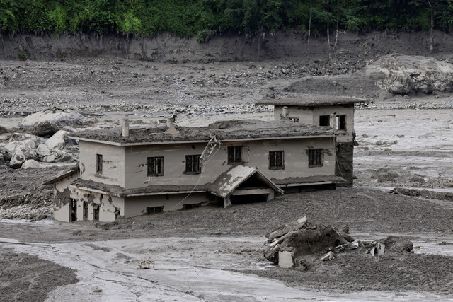 Sebuah bangunan tertutup lumpur menyusul banjir bandang di Trishuli di distrik Nuwakot, Nepal, Rabu (26/8/2026). Foto: Navesh Chitrakar/REUTERS