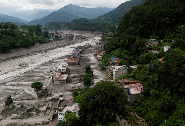 Pemandangan rumah-rumah yang tertutup lumpur setelah banjir bandang di Trishuli, distrik Nuwakot, Nepal, Rabu (26/8/2026). Foto: Navesh Chitrakar/REUTERS