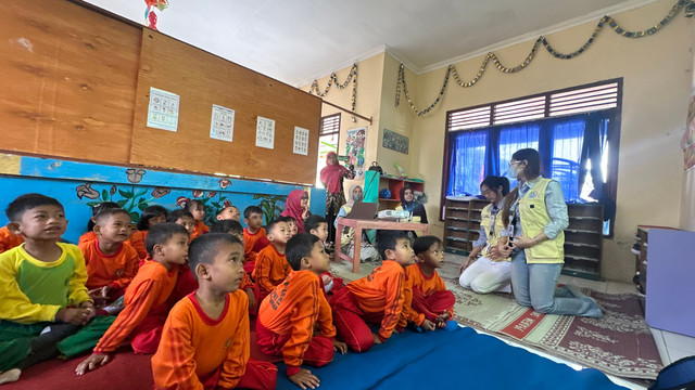 Mahasiswa/i KKN UNY Kadus II Bersama Siswa/i TK Pertiwi Kadilajo. Dok. Pribadi.