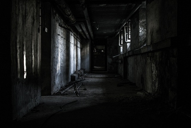 Ilustrasi lost places, hallway, abandoned. Foto: Pixabay