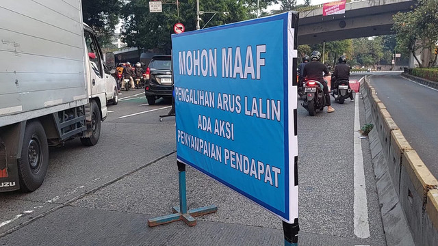 Rekayasa lalu lintas dari Semanggi ke arah DPR, Kamis (27/8). Foto: Rayyan Farhansyah/kumparan