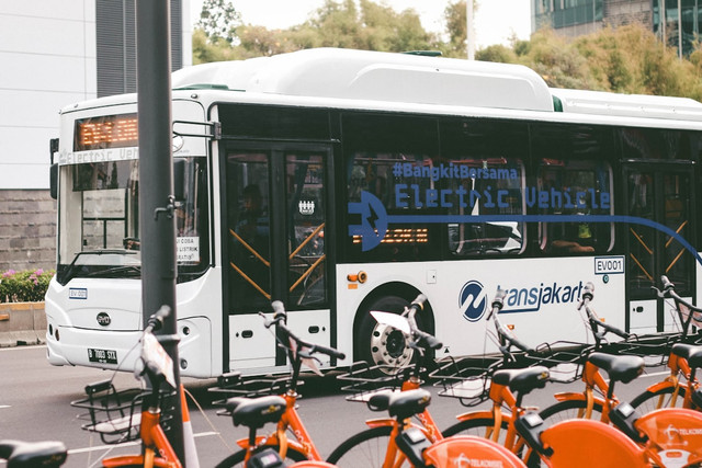 ilustrasi arti kode rute pada TransJakarta. unsplash/Pradamas Gifarry