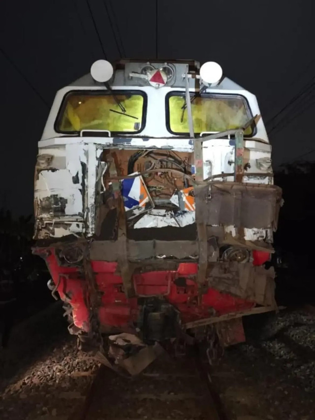 KA 68 Malabar relasi Bandung-Malang bertabrakan dengan truk bermuatan pasir nomor polisi AD 9624 FG di JPL 295 Klaten, Kamis (27/8). Foto: PT KAI Daop 6 Yogyakarta