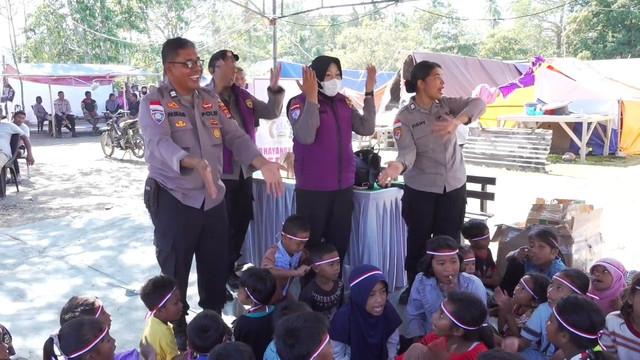 Polres Ende terus melakukan upaya pemulihan kondisi psikologis masyarakat terdampak gempa bumi di Kabupaten Ende, Nusa Tenggara Timur, Rabu (26/8/2026). Foto: Dok. Polri