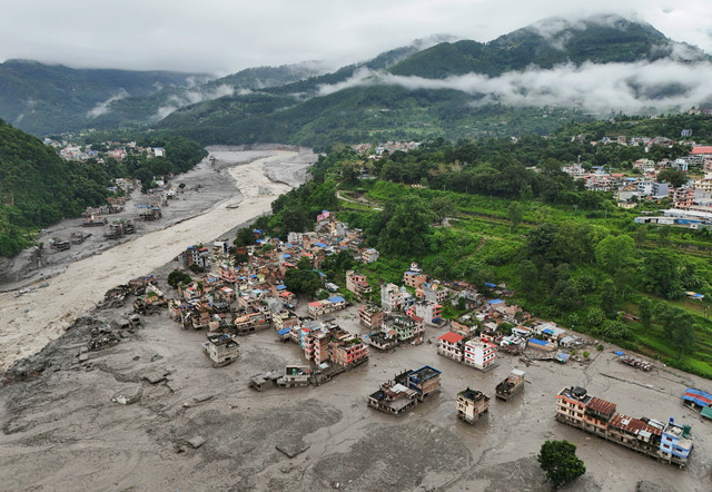 Kondisi lumpur yang menutupi pemukiman warga pascabencana banjir bandang di Trishuli, Distrik Nuwakot, Nepal, Kamis (27/8/2026). Foto: Navesh Chitrakar/REUTERS