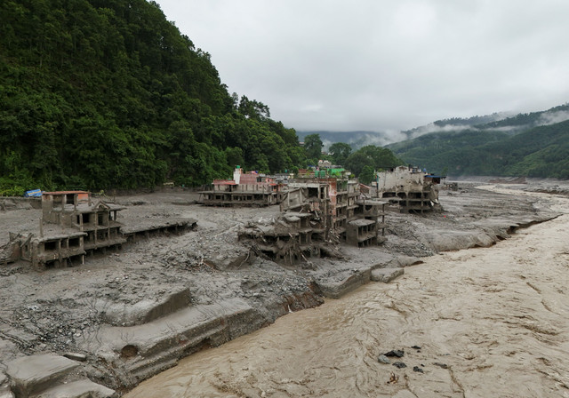 Kondisi lumpur yang menutupi pemukiman warga pascabencana banjir bandang di Trishuli, Distrik Nuwakot, Nepal, Kamis (27/8/2026). Foto: Navesh Chitrakar/REUTERS