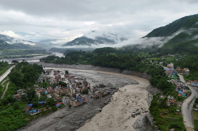 Kondisi lumpur yang menutupi pemukiman warga pascabencana banjir bandang di Trishuli, Distrik Nuwakot, Nepal, Kamis (27/8/2026). Foto: Navesh Chitrakar/REUTERS