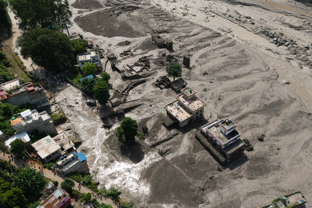 Kondisi lumpur yang menutupi pemukiman warga pascabencana banjir bandang di Trishuli, Distrik Nuwakot, Nepal, Kamis (27/8/2026). Foto: Stringer/REUTERS