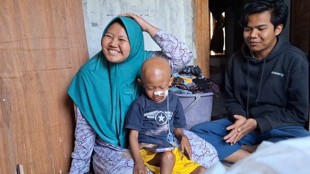 Potret Ketegaran Hati Orangtua Adik Afzal "penderita kanker ginjal" saat DT Peduli Garut silaturahmi dan salurkan bantuan ke kediamannya (Sumber: DT Peduli)