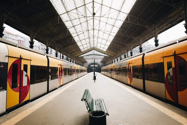 Ilustrasi. Mengapa stasiun kereta memiliki banyak jalur? Foto: Unsplash/Claudio Schwarz