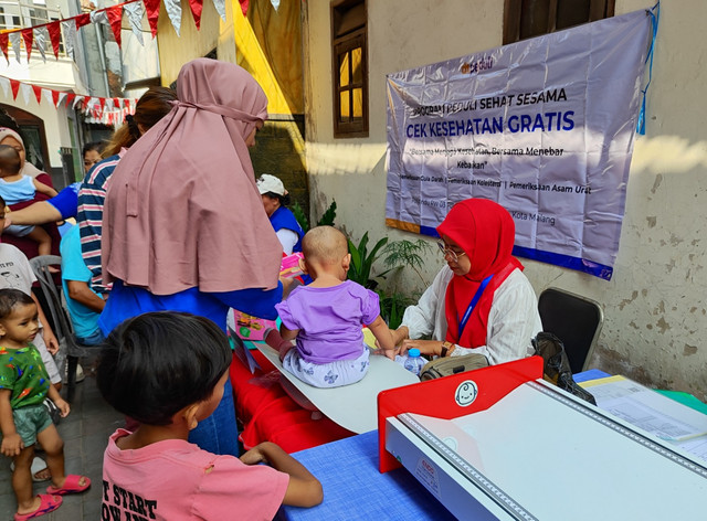 DT Peduli dan Posyandu RW 03 Kel. Polehan bersinergi dalam kegiatan pelayanan kesehatan gratis untuk masyarakat (Sumber: DT Peduli)