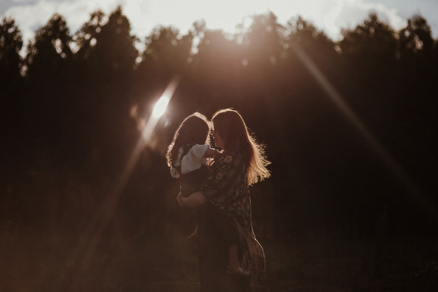 Ilustrasi Pemain Film Ibu Bagaimana Aku Tanpamu. Unsplash.com/Douglas Lopez