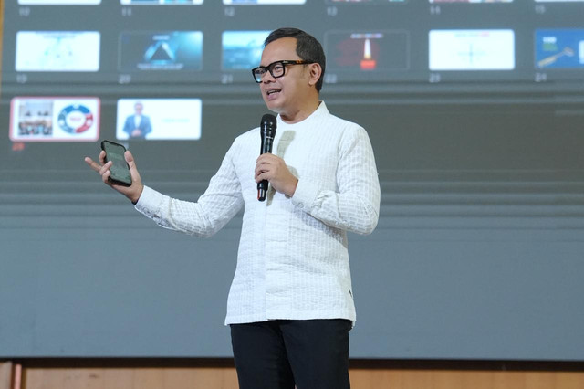 Wamendagri Bima Arya Sugiarto ajak generasi muda ambil peran, kuasai kompetensi, dan bangun karakter di tengah disrupsi digital serta perkembangan AI saat acara PBAK di UIN Syarif Hidayatullah, Tangerang Selatan, Kamis (27/8/2026). Foto: Dok. Kemendagri