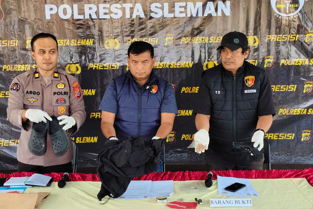 Polisi menunjukkan tersangka dan barang bukti penembakan airsoft gun secara acak ke pelajar saat rilis di Polresta Sleman, DI Yogyakarta, Kamis (27/8/2026). Foto: Arfiansyah Panji Purnandaru/kumparan