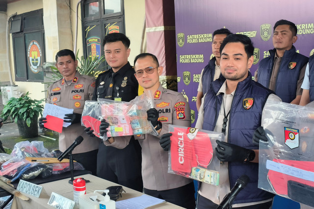 Konferensi pers pengungkapan kasus WN Australia yang diduga melakukan tindakan asusila di Polres Badung, Kamis (27/8/2026). Foto: Sandra Tandiono/kumparan