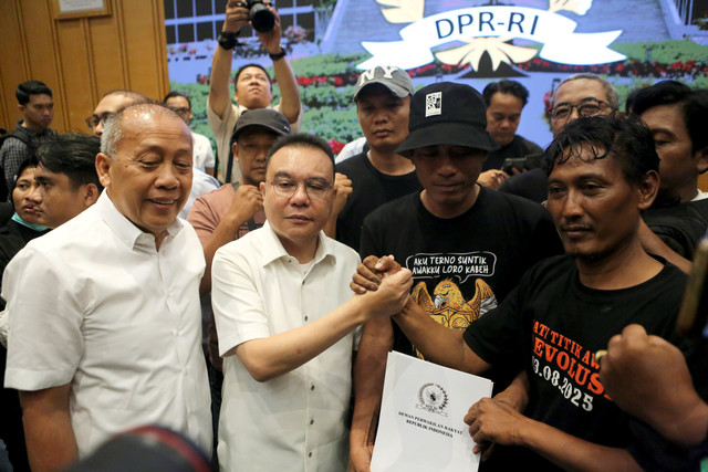 Wakil Ketua DPR Sufmi Dasco Ahmad & Saan Mustopa berjabat tangan dengan perwakilan Aliansi Masyarakat Pati Bersatu (AMPB) Teguh Istiyanto & Supriyono saat audiensi di Kompleks Parlemen, Senayan, Jakarta, Kamis (27/8/2026). Foto: Asprilla Dwi Adha/ANTARA FOTO