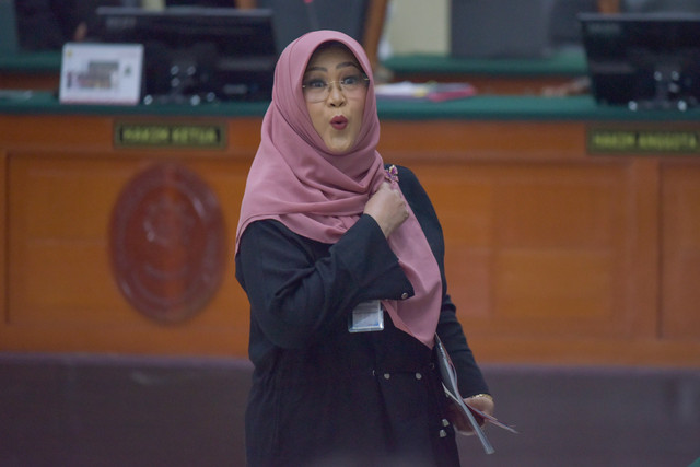 Terdakwa kasus pencemaran nama baik ijazah Jokowi, Tifauzia Tyassuma alias Dokter Tifa, berjalan keluar ruangan usai ikuti sidang pembacaan dakwaan di Pengadilan Negeri Jakarta Timur, Jakarta, Kamis (27/8/2026). Foto: Fakhri Hermansyah/ANTARA FOTO