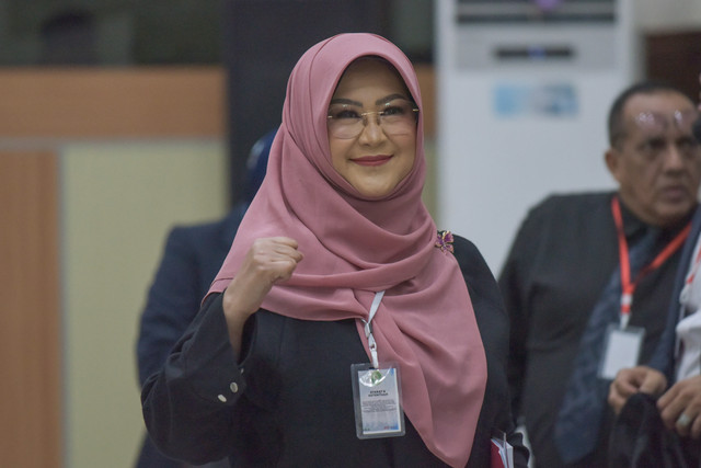 Terdakwa kasus pencemaran nama baik ijazah Jokowi, Tifauzia Tyassuma alias Dokter Tifa, mengepalkan tangan usai ikuti sidang pembacaan dakwaan di Pengadilan Negeri Jakarta Timur, Jakarta, Kamis (27/8/2026). Foto: Fakhri Hermansyah/ANTARA FOTO