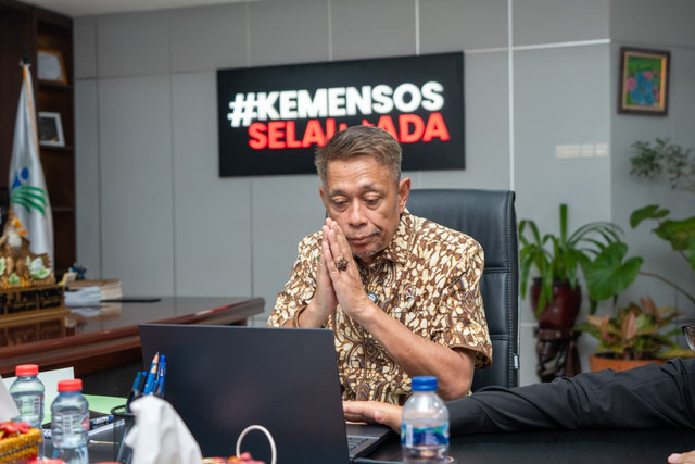 Wamensos Agus Jabo Priyono tegaskan pentingnya peran perguruan tinggi dalam pengentasan kemiskinan dan pemutusan rantai kemiskinan antargenerasi saat jadi narasumber Seminar Nasional UNIROW di Tuban secara daring dari Jakarta, Kamis (27/8/2026). Foto: Kemensos RI