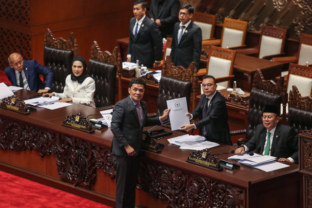 Wakil Ketua DPR Sufmi Dasco Ahmad (kedua kanan) menerima laporan perkembangan RUU Perampasan Aset dari Ketua Komisi III DPR Habiburokhman (tengah) dalam Rapat Paripurna di Kompleks Parlemen, Senayan, Jakarta, Kamis (27/8/2026). Foto: Asprilla Dwi Adha/ANTARA FOTO