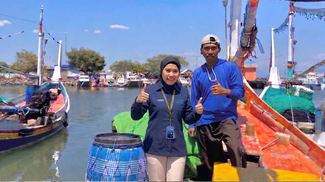 Tika Wulandari (kiri) yang kini mampu menggerakkan ekonomi keluarga dan membuka lapangan kerja setelah bergabung menjadi Account Officer PNM. Foto: Dok. PNM