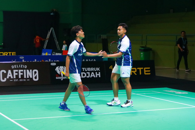 Pebulu tangkis Universitas Hasanuddin Andi Dhiya 'Us Syam dan Muhammad Alvian saat berlaga di Campus League Badminton Regional Semarang. Foto: Agri Perdana/kumparan