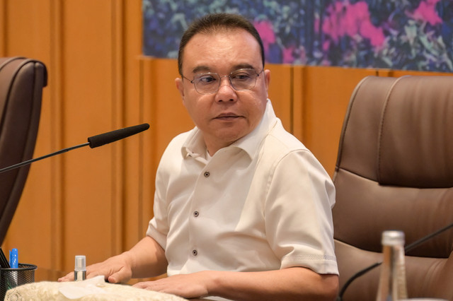 Wakil Ketua DPR Sufmi Dasco Ahmad mendengarkan aspirasi saat menerima perwakilan AMPB di Gedung DPR, Jakarta, Kamis (27/8/2026). Foto: Bay Ismoyo/AFP