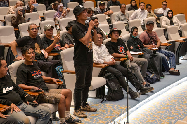 Perwakilan AMPB Supriyono alias Botok menyampaikan aspirasi saat bertemu dengan pimpinan DPR di Gedung DPR, Jakarta, Kamis (27/8/2026). Foto: Bay Ismoyo/AFP