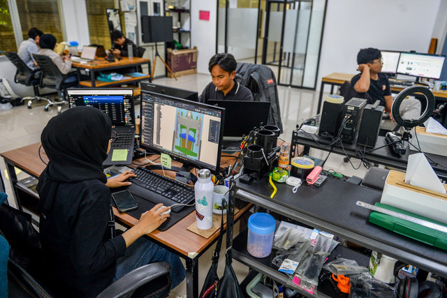 Tim riset memperbaiki desain gambar pesawat tanpa awak di fasilitas produksi BETA-UAS, Katapang, Kabupaten Bandung, Jawa Barat. Foto: Raisan Al Farisi/ANTARA FOTO
