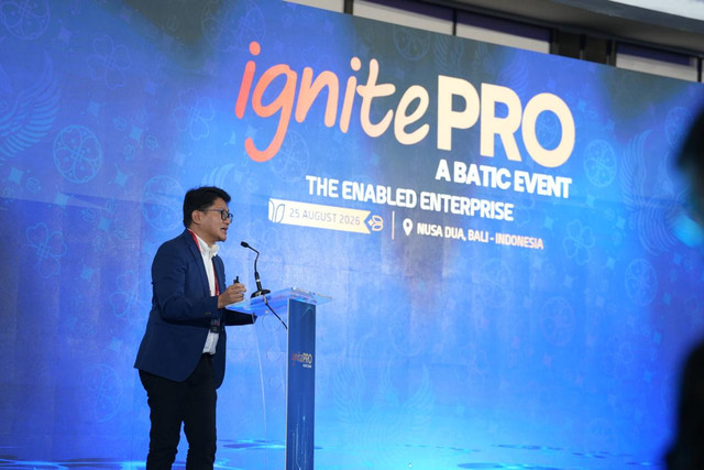 Direktur Pengembangan Ekosistem Digital, Kementerian Komunikasi dan Digital RI Dr. Sonny Hendra Sudaryana memberikan paparan pada forum ignitePRO sebagai bagian dari rangkaian Bali Annual Telkom International Conference (BATIC) 2026. Foto: Dok. Telkom