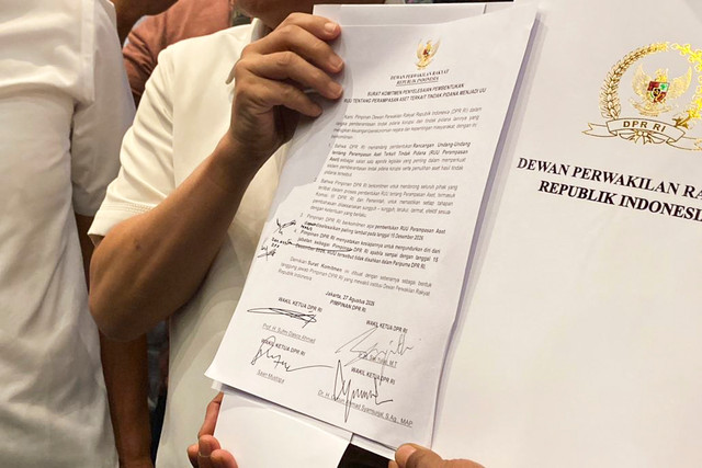 Surat Komitmen Penyelesaian Pembentukan RUU Tentang Perampasan Aset Terkait Tindak Pidana Menjadi Undang-Undang dari pimpinan DPR kepada perwakilan AMPB di kompleks Parlemen, Senayan, Jakarta, Kamis (27/8/2026). Foto: Aditya Nugraha/kumparan