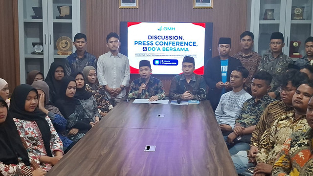 Konferensi Pers Pengurus Pusat Gerakan Mahasiswa Hidayatullah (PP GMH) oleh ketua umum PP GMH, Rizki Ulfahadi di Gedung Pusat Dakwah Hidayatullah, Jakarta Timur, Kamis (27/8/2026). Foto: Pradya Tirta/kumparan