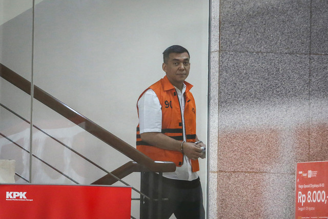 Tersangka kasus dugaan korupsi pengurusan izin tinggal warga negara asing (WNA), Silmy Karim berjalan untuk menjalani pemeriksaan di Gedung Merah Putih KPK, Jakarta, Kamis (27/8/2026). Foto: Reno Esnir/ANTARA FOTO