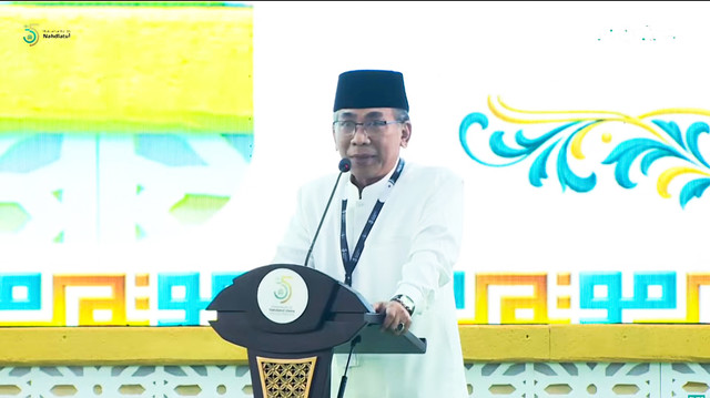 Ketua Umum Pengurus Besar Nahdlatul Ulama (PBNU), K.H. Yahya Cholil Staquf (Gus Yahya) berpidato pada acara Muktamar ke-35 Nahdlatul Ulama di Pondok Pesantren Bahrul Ulum, Tambakberas, Jombang, Kamis (27/8/2026). Foto: Youtube/NU Online