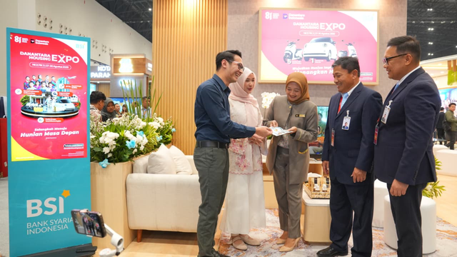 Wakil Direktur Utama BSI Bob T Ananta (dua dari kanan) didampingi Direktur Retail Banking BSI Kemas Erwan Husainy (kanan) menyapa pengunjung dan menginformasikan promo-promo special price BSI Griya mulai setara 2,75% di Danantara Housing Expo 2026 yang digelar 27-30 Agustus 2026 di NICE PIK, Jakarta Utara. Foto: Dok. BSI