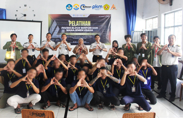 Foto bersama dengan petugas dan para warga binaan. (Sumber: Hasil dokumentasi kegiatan)