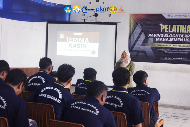 Penyampaian materi manajemen usaha guna membangun jiwa pengusaha (Sumber: Hasil dokumentasi kegiatan)
