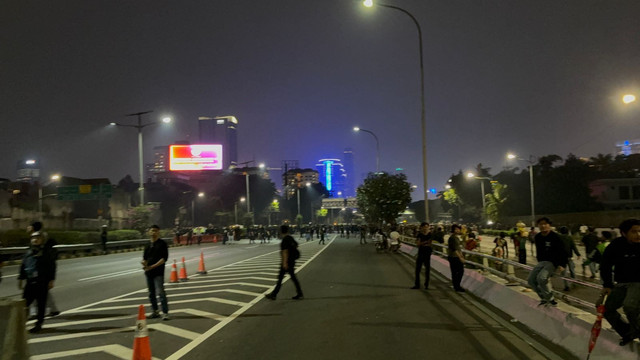 Situasi tol dalam kota yang ditutup saat massa aksi membubarkan diri di depan Gedung Perlemen RI, Jakarta, Kamis (27/8/2026). Foto: Rayyan Farhansyah/kumparan