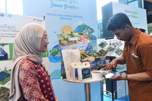 Salah satu produk desa hasil kerja sama program Desa Energi Berdikari (DEB) yang ditampilkan dalam Festival Desa Energi Berdikari Pertamina 2026 di Grha Pertamina, Jakarta. Foto: Dok. Pertamina